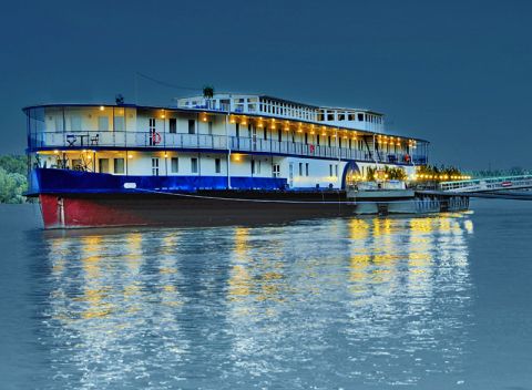 Romantická Budapešť v 4* historickom boteli na hladine Dunaja s fľašou šampanského a s raňajkami.