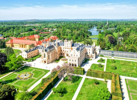 Pobyt 300 m od zámku Lednice v Penzióne Harmony s raňajkami, vonkajším bazénom a privátnym wellness + drink