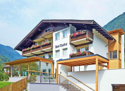 Zillertalské Alpy v rodinnom hoteli s wellness, vstupom do bazénového areálu, raňajkami a vínom.