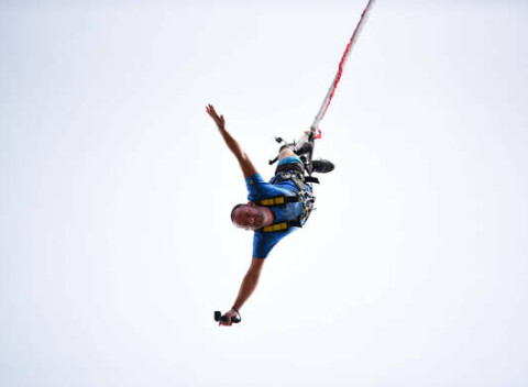 Extrémny bungee jumping z 90 metrovej výšky v poľskom Chorzówe