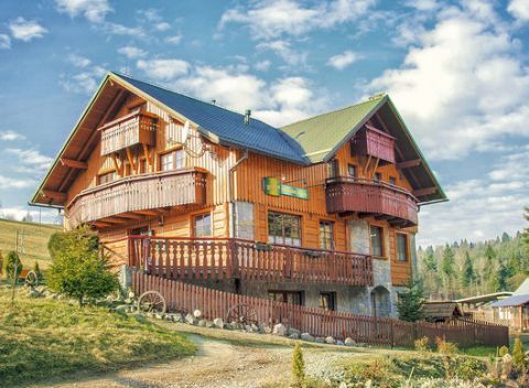 Výdatný relax uprostred malebnej prírody v pohodlí rodinného penziónu Dinda s polpenziou.