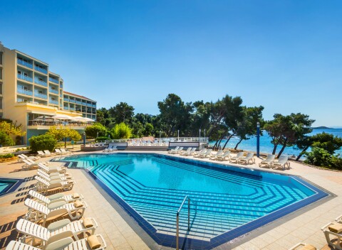 Orebić priamo na pláži v Aminess Grand Azur Hoteli **** s all inclusive light, bazénom s lehátkami a slnečníkm