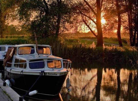 Plavba po Baťovom kanáli na kajutovej lodi s prenocovaním - expedícia plná dobrodružstiev.