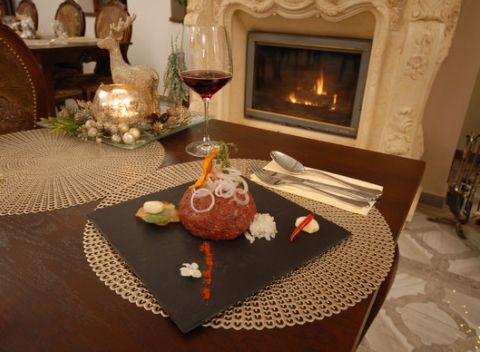 Pochutnajte si na skvelom tatarskom bifteku v reštaurácii Zemianska kúria v Chalúpkove.