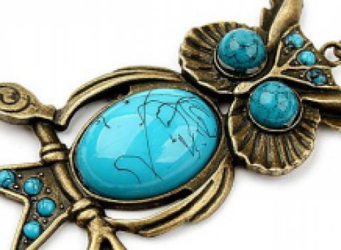 Retiazka s detailne prepracovaným vintage príveskom sovy je zdobeným prírodným kameňom – howlitom.