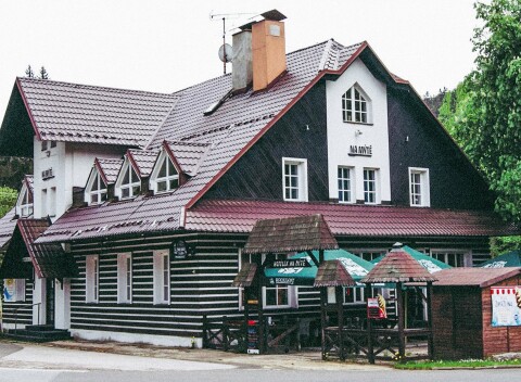 Krkonoše: Harrachov v blízkosti atrakcií v Hotýlku Na Mýtě *** s polpenziou formou bufetu a detským ihriskom