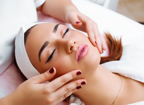 Hĺbkové čistenie pleti alebo špeciálne anticelulitídne a spevňujúce ošetrenie Payot.