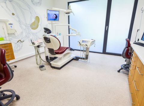 Dentálna hygiena s pieskovaním alebo bielenie zubov v modernom Stomalab.