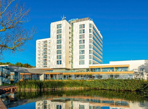 Pobyt pri Balatone v Hoteli Helikon **** s polpenziou a neobmedzeným wellness s bazénom, vírivkami a saunami