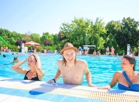 Veľký Meder vo Vile Azur s raňajkami, fľašou vína, tenisom a zľavou do termálov.