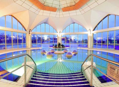 Kúpeľný Sárvár v hoteli obklopenom prírodou so vstupom do termálnych kúpeľov a polpenziou.