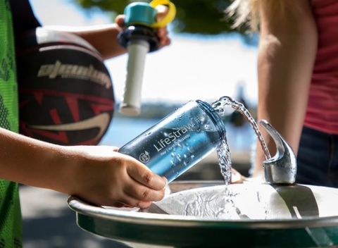 Ekologické prenosné fľaše s ﬁltrom na vodu, ktorú si môžete naberať aj z rieky či rybníka.