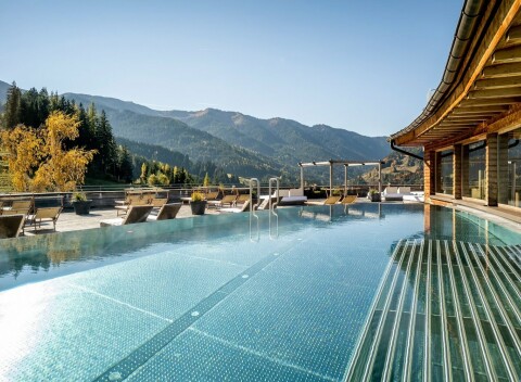 Salzbursko: Holzhotel Forsthofalm **** s BIO polpenziou a neobmedzeným wellness + panoramatický bazén a sauny