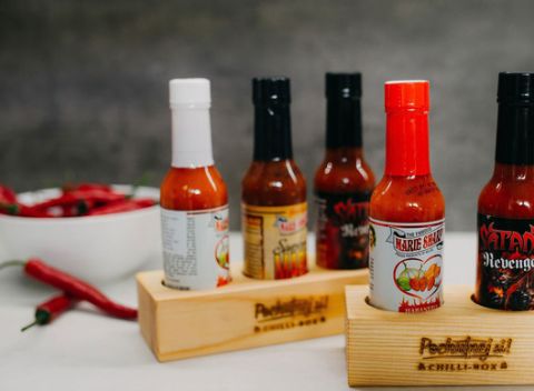 Drevený box s chilli omáčkami sa bude pekne vynímať na vašej kuchynskej linke.