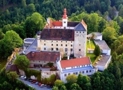 Nádherný pobyt v romantickom zámku na kopci v Dolnom Rakúsku - Hotel Schloss Krumbach****.