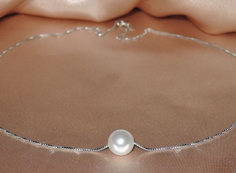 Exkluzívny náhrdelník - biela perla na striebornej retiazke v darčekovej krabičke.