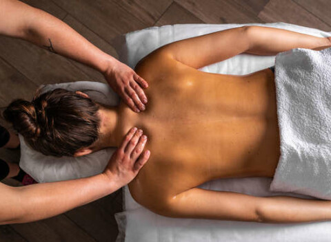 Uvoľnite svoje svaly počas luxusných masáží a skrášlite sa telovými procedúrami v Sakurami.