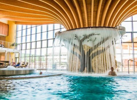 Podhájska neďaleko Rímskych kúpeľov v Penzióne Adria v izbe s kuchynkou.