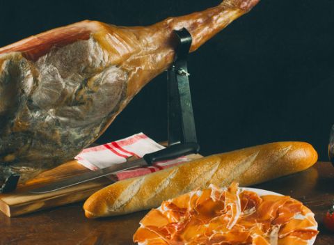 Päťkilová šunka so stojanom a nožom alebo Paella sada. Doprajte si luxus jedinečných španielskych jedál.