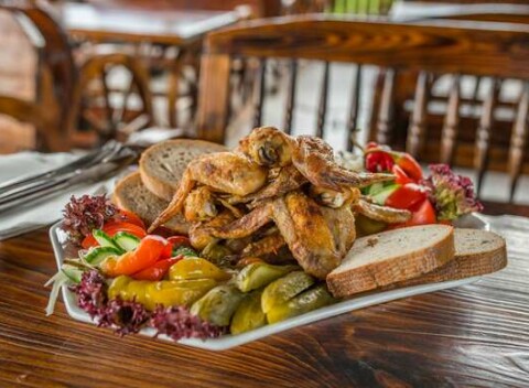 Kilo grilovaných rebierok alebo krídeliek pri Draždiaku