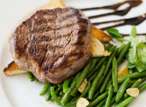 Bravčová panenka, hovädzí steak alebo dezert s kávou v Hoteli Eminent***.