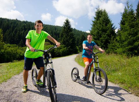 Poďte sa aj vy zabaviť na kolobežkách! S vetrom o preteky na kolobežke na 5 km zjazde Veľkej Fatry.