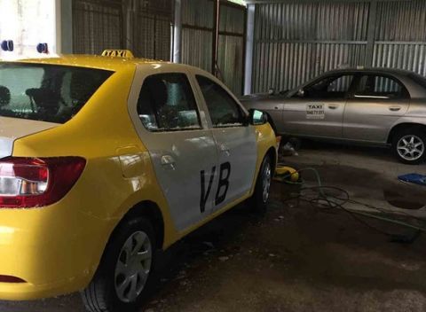 Ručné čistenie interiéru a exteriéru vozidla od profíkov z ručnej autoumyvárne v Trnave.