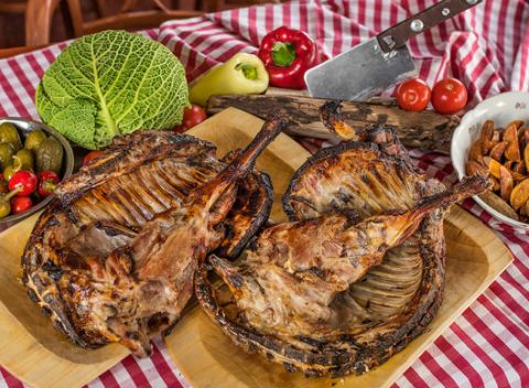 3-kilové jahňa alebo kozľa pečené na drevenom uhlí s kváskovým chlebom a vínom v Ružinove.