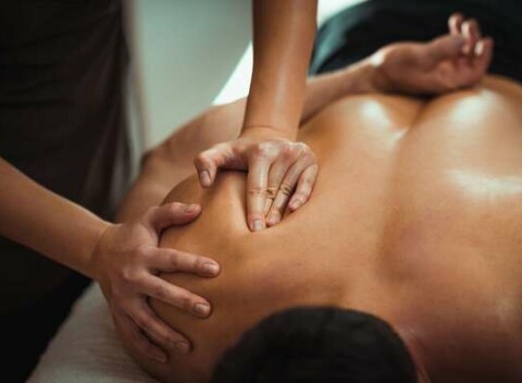 Masáž chrbta, aróma relaxačná masáž alebo párová masáž v MeDu masáže
