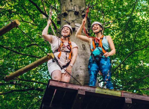 Lanoland v korunách stromov. Vstup do lanového centra na Kolibe pre veľkých aj malých.