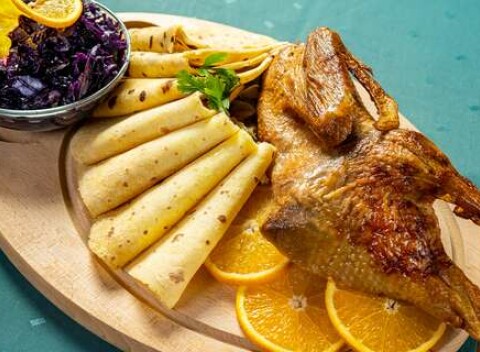 Kačacie hody s karafou vínka v karloveskej pizzérií Riviera and Garden pre 2 alebo 4 osoby