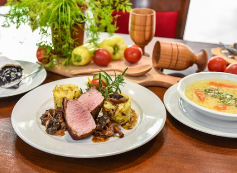 Tradičné 3-chodové menu pre 2 osoby so slepačím vývarom a domácou štrúdľou.