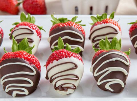 Sladké ovocné kytice alebo jahody v čokoláde. Chutné a zdravé maškrtenie, vhodné aj ako darček.