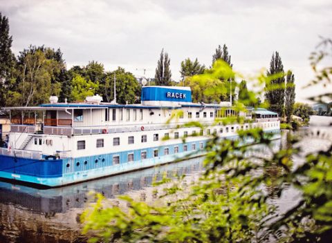Romantická letná dovolenka na vlnách Vltavy v boteli Racek*** kúsok od kúpaliska Podolí.