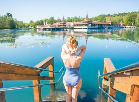 Objavte obľúbené termálne jazero Hévíz a užite si neobmedzený wellness v hoteli Aquamarin***.