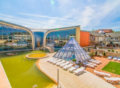 Podhájska v Penzióne Royal s raňajkami, aktivitami a zľavou do Rímskych kúpeľov.