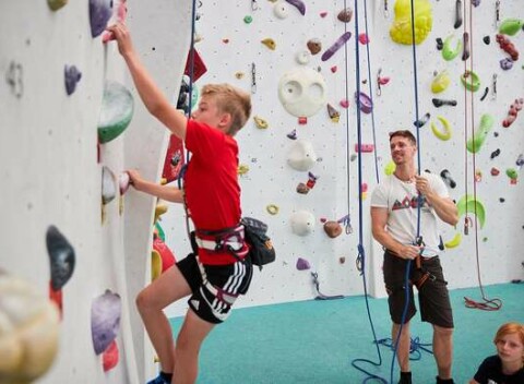 Lezecký zážitok s komplet výstrojom a inštruktorom na Lezeckej stene K2-Bratislava pre dvoch či celú rodinu