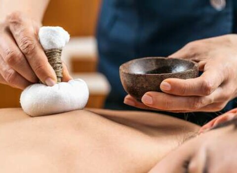 Ajurvédske bylinné, peelingové a anticelulitídne masáže v salóne Sila Ajurvédy