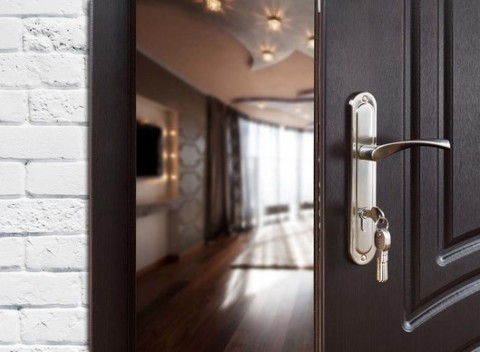 Zľava do 230 € na bezpečnostné vchodové dvere Sherlock, v cene je zahrnutá aj montáž dverí.