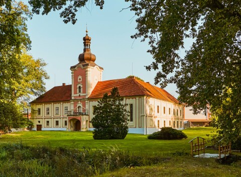 Pobyt neďaleko Prahy na rodinnom Zámku Lešany v jednej zo štýlových izieb + raňajky formou bufetu a bowling