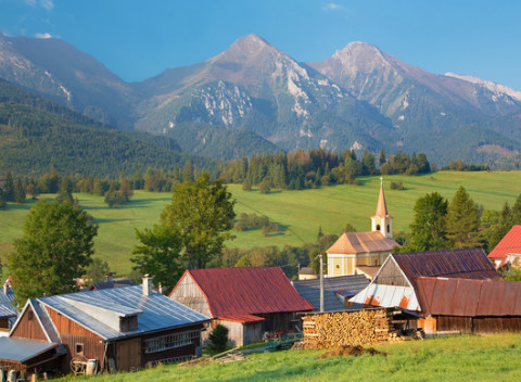 Leto a jeseň pod Belianskymi Tatrami v penzióne Ciriak v blízkosti chodníka v korunách stromov.