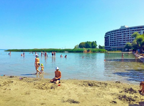 Maďarský Siófok v apartmáne priamo pri pláži Balatonu s neobmedzeným vstupom do wellness a raňajkami.