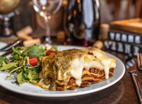 Pravé talianske menu s karafou vína na Klariskej ulici v Da Vinci Bistro&MORE.