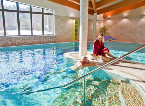 Beskydy v luxusnom 4* hoteli pri meste Rožnov pod Radhoštěm s wellness, prenájmom kurtov a polpenziou.