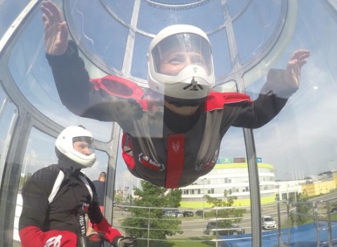 Zažite intenzívny voľný pád pod dohľadom skúseného inštruktora v prvom veternom tuneli v Bratislave.