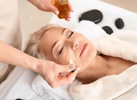 Voňavé de luxe ošetrenia pleti s masážou pre mladú aknóznu alebo zrelú pleť