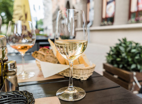 Portugalské biele jemne perlivé víno Via Latina Vinho Verde Branco, vhodné ako darček.