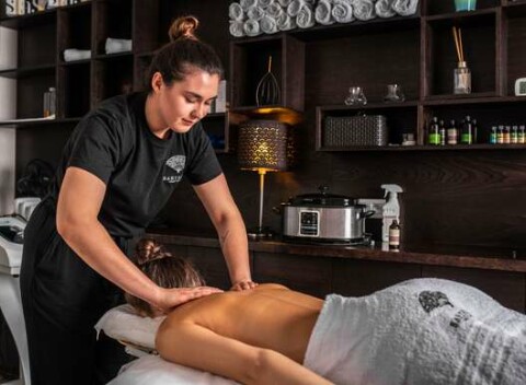 BLACK FRIDAY: Dokonalý pocit uvoľnenia na luxusnej masáži s esenciálnymi olejmi a horúcimi kameňmi v Sakurami