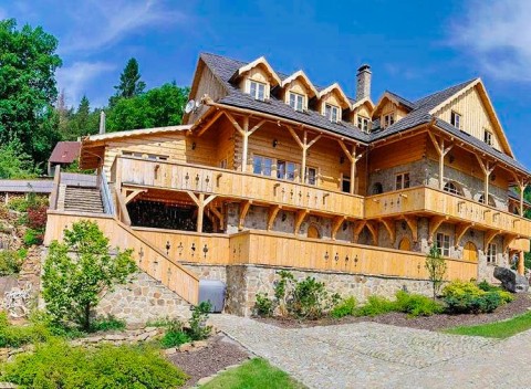 Beskydy: Romantika v horskom penzióne Hlušec s polpenziou a vínnou pivnicou.