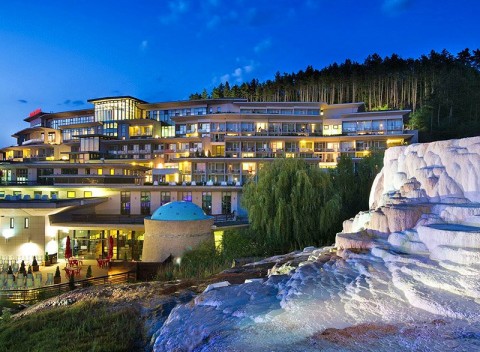 Maďarský Egerszalók neďaleko Soľného kopca so vstupom do termálnych kúpeľov, fitness a polpenziou.